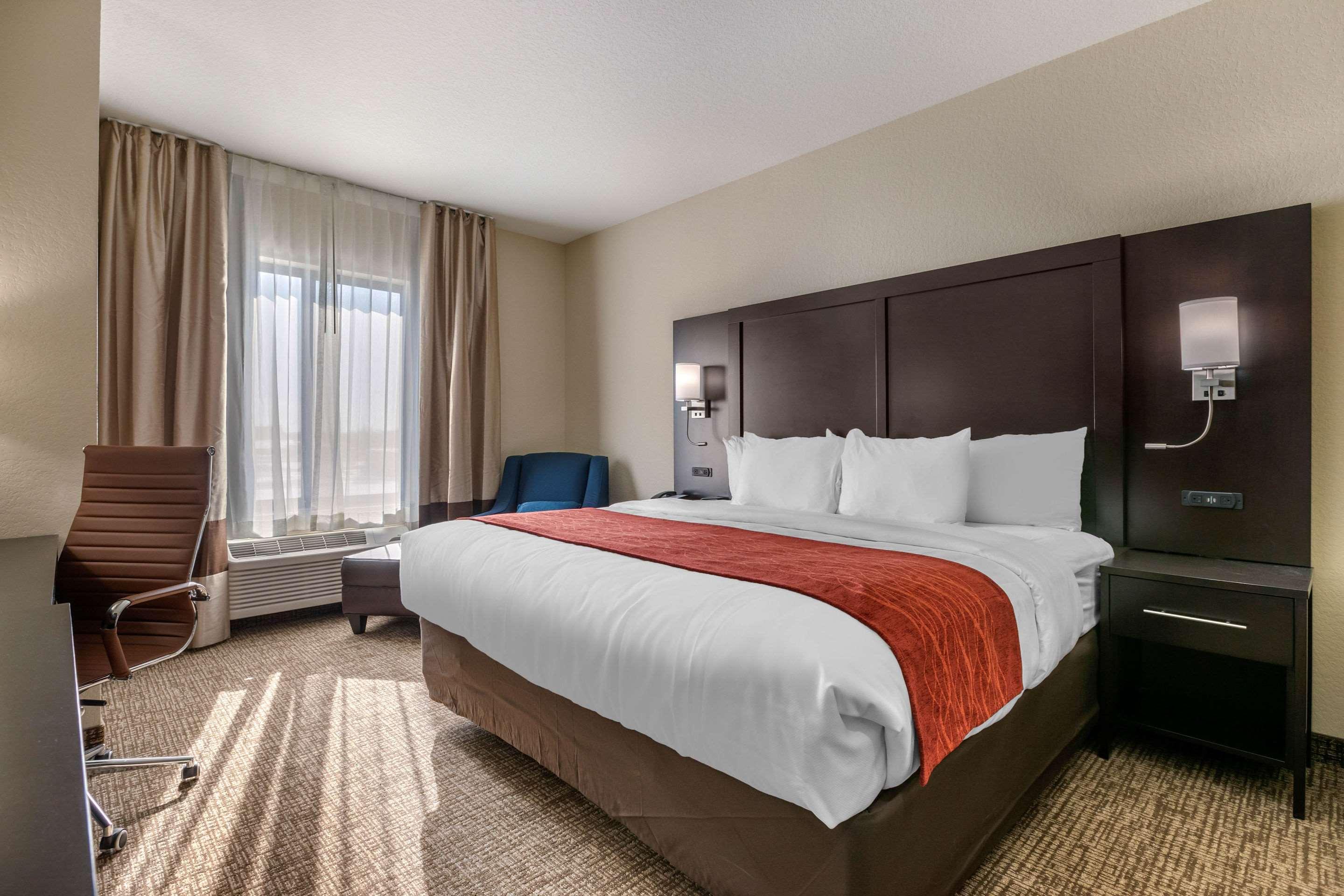 Comfort Inn & Suites Cedar Rapids Cid Eastern Iowa Airport Exterior photo