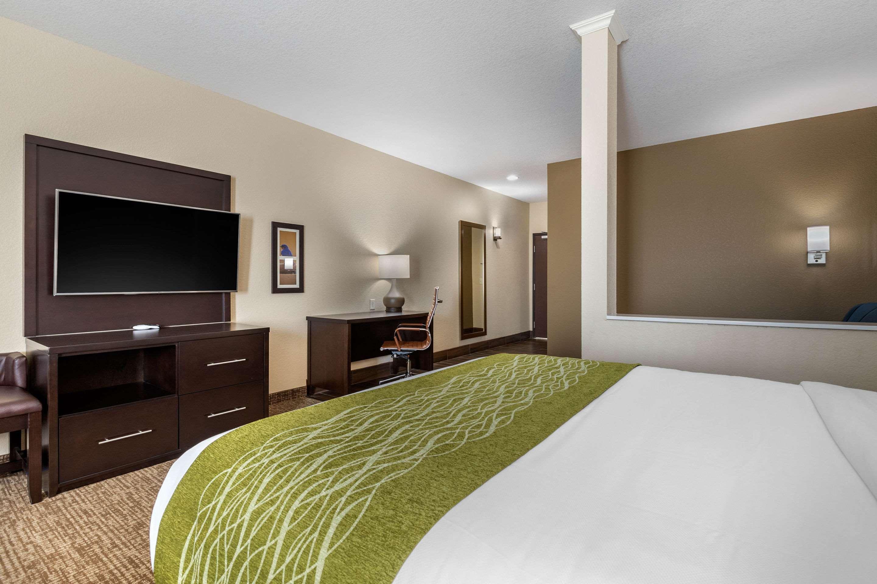 Comfort Inn & Suites Cedar Rapids Cid Eastern Iowa Airport Exterior photo