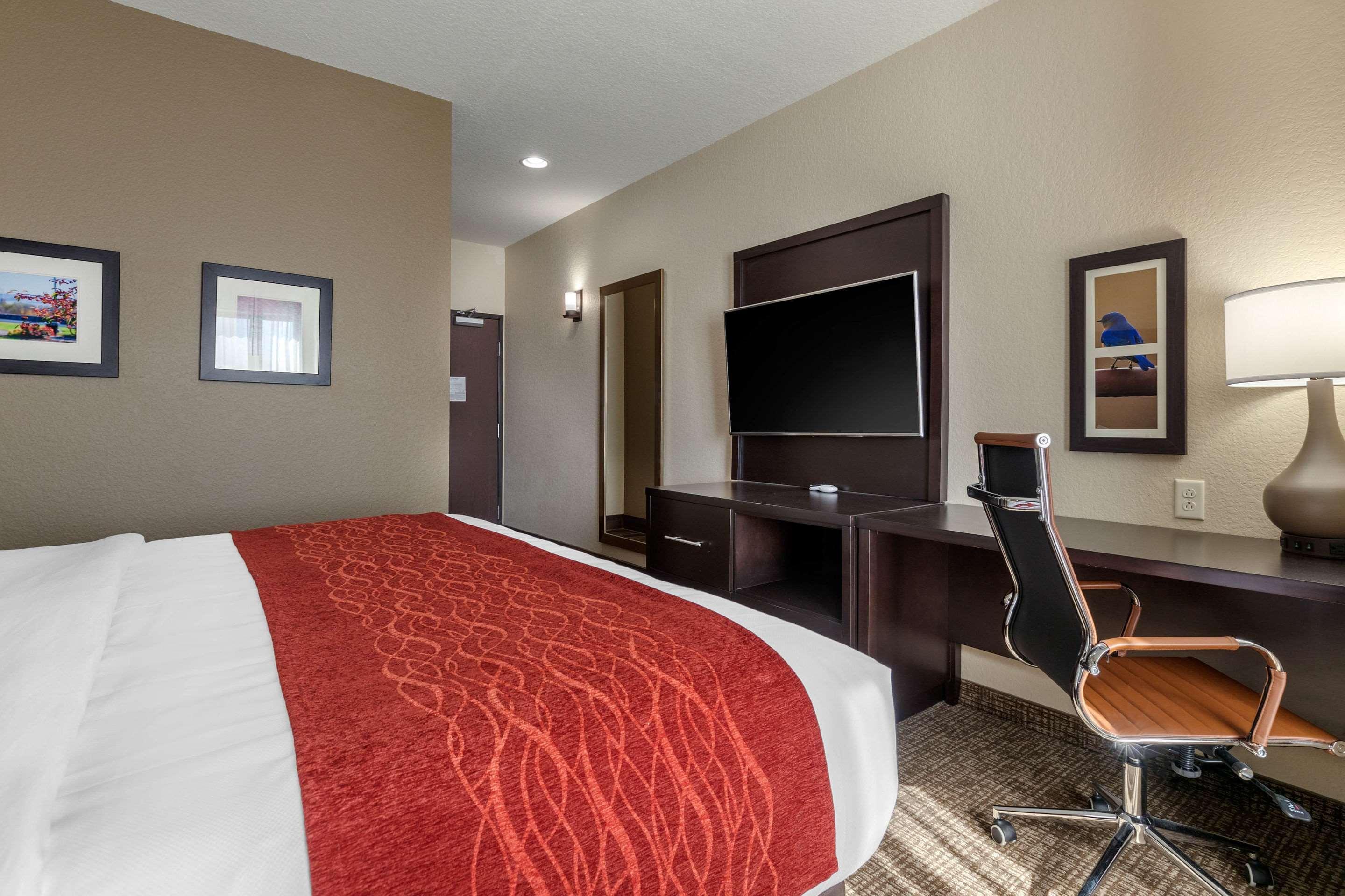 Comfort Inn & Suites Cedar Rapids Cid Eastern Iowa Airport Exterior photo