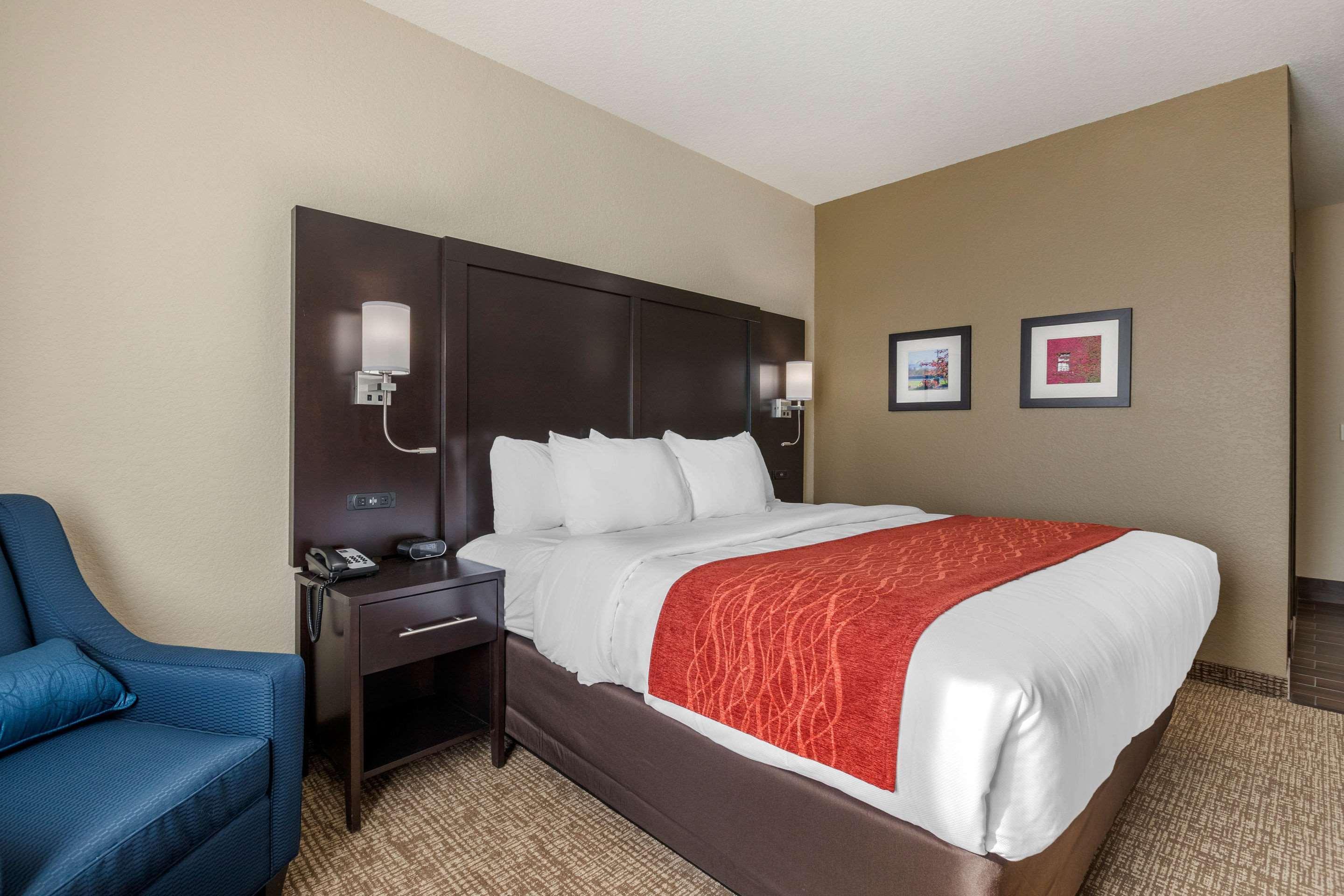 Comfort Inn & Suites Cedar Rapids Cid Eastern Iowa Airport Exterior photo